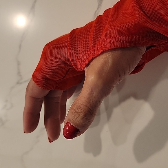 NWT Hottest color of the year! Brand new AFRM top with sleeve thumbholes!!! - Picture 4 of 9